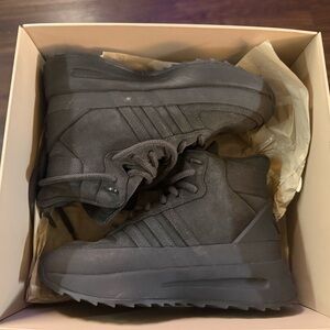 FEAR OF GOD ATHLETICS LOS ANGELES HKR ‘CARBON’